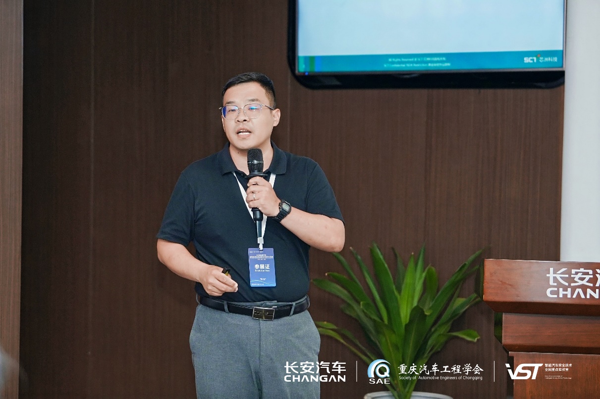 戴帽子的人在电视前AI 天生的内容可能不正确。